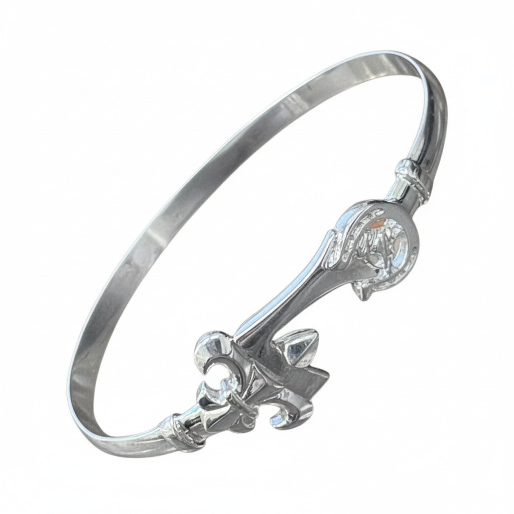 The elegant sterling silver bracelet featuring a detailed fleur-de-lis design and L for Louisville.