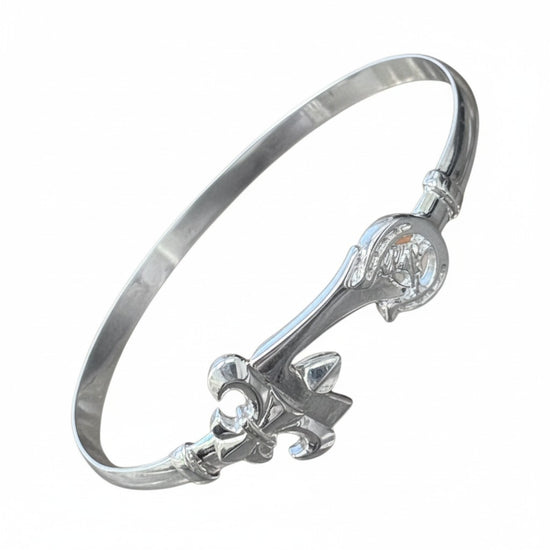 The elegant sterling silver bracelet featuring a detailed fleur-de-lis design and L for Louisville.