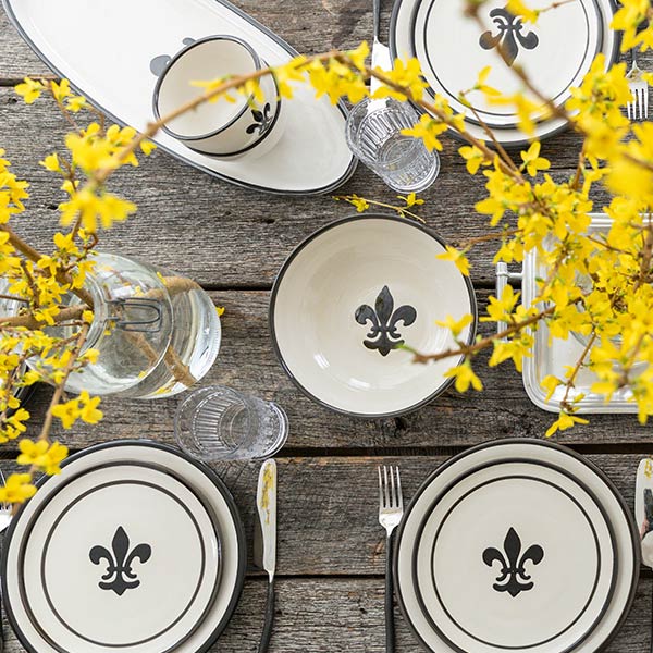 Louisville Stoneware, Stoneware & Co, Black Fleur de Lis Dinnerware layout